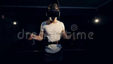 快乐玩家在VR眼镜。 机器人VR控制论游戏系统。